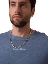 Remera de manga corta en color azul grisáceo, confeccionada en tejido de punto slub con textura. Presenta un corte relajado y el logo de la marca bordado discretamente en el centro del pecho.