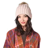 Gorro de lana tejido en punto canalé, color rosa claro, con diseño de doblez en el borde y pompón de pelo sintético en la parte superior.