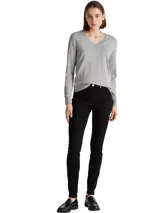 Sweater de punto Tommy Hilfiger, color gris, con cuello en V y manga larga. Presenta un diseño liso con el logo de la marca bordado en el pecho.