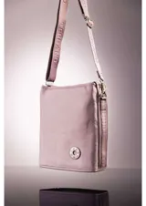 Bolso tipo bandolera color marrón, de diseño rectangular y minimalista. Cuenta con una correa larga ajustable con el nombre de la marca grabado y un aplique circular con el logo en la parte inferior frontal.