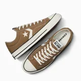 Championes Converse modelo Star Player 76 OX, color beige con detalles en blanco y negro. Presentan diseño de caña baja con el icónico logo de estrella y chevrón en el lateral, puntera de goma y suela de plataforma plana.