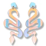 Par de aros colgantes con forma de serpiente, color rojo metalizado.