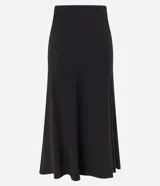 Pollera larga de corte evasé con estilo slip, confeccionada en tejido de cupro con cintura de sastrería. Presenta un diseño liso y fluido que se ajusta en la cintura y se abre ligeramente hacia el ruedo.