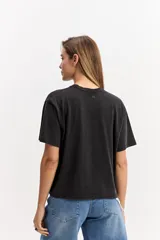 Remera oversize de algodón en color negro con efecto lavado, cuello redondo y mangas cortas.