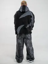 Campera con capucha de tejido polar, con cierre frontal completo. Presenta un diseño de paneles en bloques de color negro y gris oscuro, con corte regular fit.