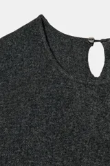 Vestido midi de punto en color gris oscuro, con cuello redondo, manga corta y detalle de abertura con botón en la espalda. Incluye un cinturón fino ajustable en la cintura.