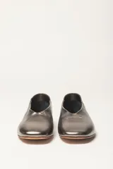 Chatas planas de cuero vacuno, color peltre metalizado, con punta cuadrada y escote pronunciado en el empeine.