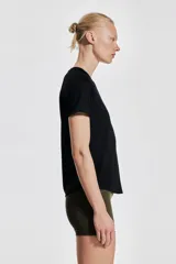 Remera deportiva negra de corte ajustado, cuello redondo y mangas raglán cortas. Confeccionada en tejido funcional DryMove™ que ayuda a absorber el sudor.