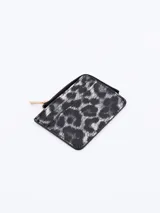 Billetera pequeña con estampado animal print en tonos grises y negros, cierre superior con cremallera dorada y ranuras para tarjetas.