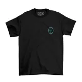 Remera negra de algodón con cuello redondo y mangas cortas. Presenta un logo pequeño estampado en color celeste en el frente y un diseño gráfico grande en la espalda relacionado con la banda Twenty One Pilots.