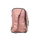Morral de nailon con acabado texturizado en color rosado, con compartimento principal con doble cierre, bolsillo frontal abierto y correa diagonal ajustable y desmontable. Incluye aplicación de etiqueta sintética negra con el logo grabado.