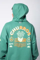 Buzo canguro gris claro de corte oversize, con capucha y cordones negros con letras blancas. Presenta un bolsillo tipo canguro y un estampado pequeño en el pecho y otro en la manga.