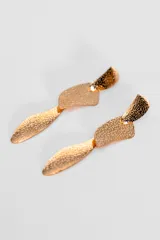 Par de caravanas colgantes doradas con forma de hojas texturizadas.