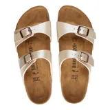 Sandalias Birkenstock modelo Sydney, color blanco aperlado, con dos correas ajustables con hebilla color cobre.
