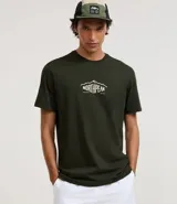 Remera de manga corta color verde oscuro, con cuello redondo y estampado central con el logo de 'Northpeak' en blanco.