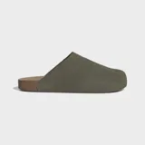 Zueco Adidas Adimule de diseño minimalista, confeccionado en ante color verde oliva con suela de corcho y base de goma.