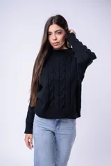 Sweater de punto con diseño de trenzas y rombos, color marrón, de cuello redondo y corte holgado.