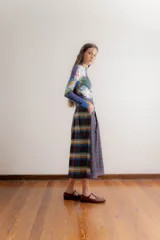 Falda midi de corte acampanado con diseño de paneles en estampado de cuadros multicolores. Confeccionada en popelina de algodón, presenta una cintura alta y bolsillos laterales.