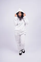 Canguro blanco con capucha, bolsillos laterales y logo pequeño bordado en negro en el pecho.