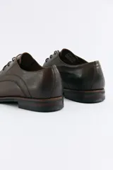 Zapato de vestir Freeway modelo Murphy, color marrón, con cordones y suela de goma oscura.