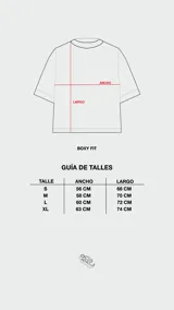 Remera negra de algodón con estampa frontal de un auto en blanco y celeste, con la leyenda "Buenos Aires" en celeste.