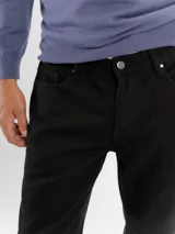 Pantalon de gabardina color azul marino, de corte regular y tiro medio. Cuenta con cinco bolsillos clásicos, cierre de botón y cremallera, y terminación recta.
