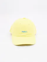 Gorro amarillo con visera y bordado frontal con la palabra "happy :)" en color celeste.