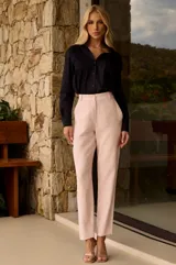 Pantalón de lino de silueta sastrera, corte recto y tiro alto, con bolsillos laterales y presillas para cinturón.