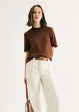 Camiseta básica de manga corta con cuello redondo acanalado, confeccionada en tejido de algodón de corte holgado.