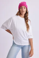 Remera blanca de manga 3/4 y cuello alto, con diseño oversize y corte recto.