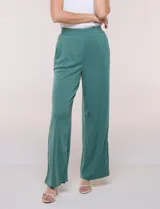 Pantalón wide leg plisado color verde, de tiro alto con pretina ancha elastizada y bolsillos laterales.