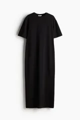 Vestido tobillero negro de punto suave, con corte recto, mangas cortas y tajo trasero.