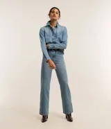 Pantalón de jeans azul de corte recto, con cintura alta y trabillas.