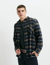Sobrecamisa de manga larga con diseño a cuadros, cuello camisero y bolsillo frontal. Confeccionada en tejido de poliéster y algodón, sin forro.