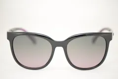 Lentes de sol MDQ modelo Giza, con marco negro de acetato y lentes espejados con degradé de gris a rosa.