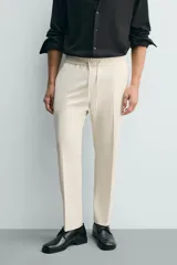 Pantalón regular fit color negro de tejido con viscosa, con cintura elástica ajustable con cordón, bolsillos frontales y traseros.