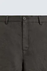 Bermuda regular fit azul marino confeccionada en lino, con bolsillos frontales, bolsillos traseros de doble vivo con botón y cierre frontal con cremallera y botón.