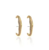 Aros tipo earcuff con diseño orgánico curvo, acabado en oro envejecido y pavé de cristales brillantes en toda su superficie.