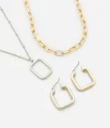 Conjunto de collar de cadena fina plateada con colgante cuadrado, collar de eslabones dorados y caravanas de aro cuadrados bicolor (dorado y plateado).