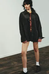 Cazadora oversize de piel de ante 100%, con cuello solapa, manga larga, bolsillos laterales de vivo y bolsillo de plastrón en el pecho. Cuenta con forro interior a tono y cierre frontal con botones.