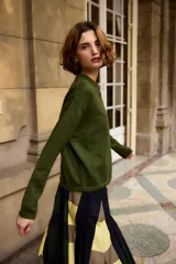 Cardigan tejido de punto color verde lima, con cuello redondo, cierre frontal de botones y mangas largas.