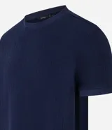 Remera de algodón azul marino, de corte slim, cuello redondo y manga corta, con diseño de textura acanalada.