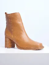 Bota de cuero color marrón con caña baja, punta cuadrada y taco geométrico de madera.