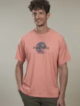 Remera color salmón con estampado de un globo terráqueo y texto en negro.