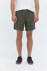 Short de baño bordó liso, de corte largo, con cintura elástica ajustable mediante cordón, bolsillos laterales y un pequeño logo estampado en el lateral.