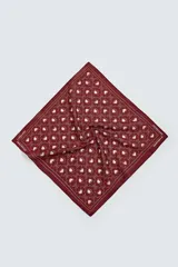 Pañuelo cuadrado (bandana) color bordó con estampado de corazones blancos y líneas curvas que forman un patrón de rejilla.