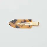 Set de cuatro pinzas para el pelo con diseño de carey y base dorada.