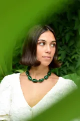 Collar tipo gargantilla compuesto por cuentas de resina en color verde con efecto marmolado. Incluye cadena de alargue de acero inoxidable para ajustar la altura.