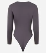Body básico de poliamida y elastano color borgoña, con cuello redondo y mangas largas.