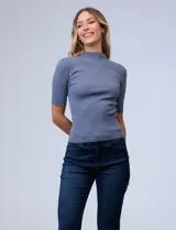 Buzo Philosophy de tejido acanalado color celeste, con cuello alto y mangas cortas.